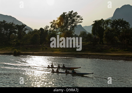 Horizontale Ansicht des Nam Song Flusses in Vang Vieng bei Sonnenuntergang. Stockfoto