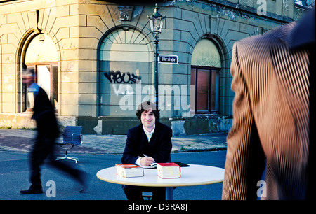 Rechtsanwalt und Kunden treffen an einem ungewöhnlichen Ort. Stockfoto