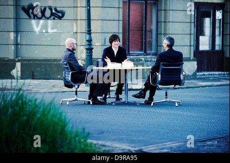 Rechtsanwalt und Kunden treffen an einem ungewöhnlichen Ort. Stockfoto