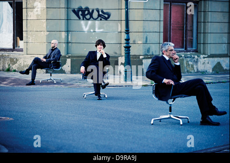 Rechtsanwalt und Kunden treffen an einem ungewöhnlichen Ort. Stockfoto