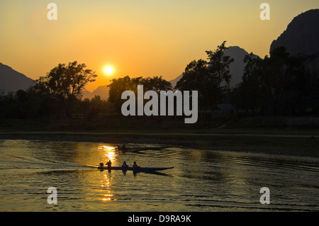 Horizontale Ansicht des Nam Song Flusses in Vang Vieng bei Sonnenuntergang. Stockfoto