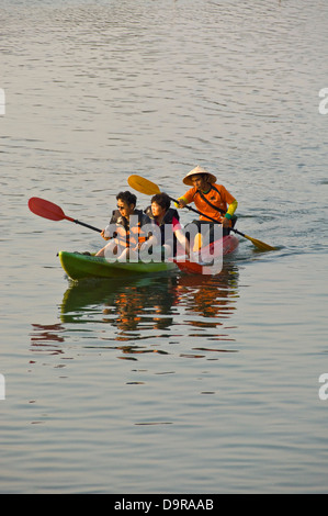 Vertikale Ansicht von Personen Kajak entlang des Nam Song Flusses in Vang Vieng. Stockfoto