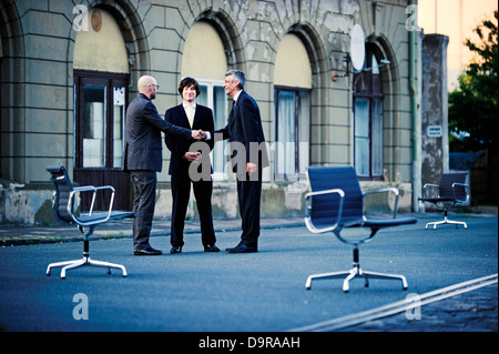 Rechtsanwalt und Kunden treffen an einem ungewöhnlichen Ort. Stockfoto