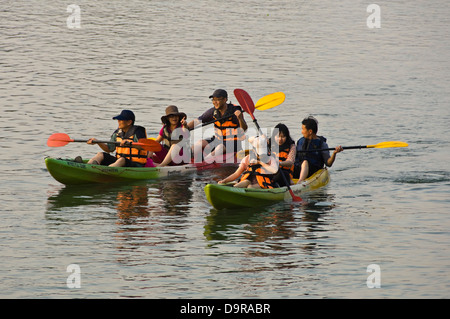 Horizontale Ansicht Personen Kajak entlang des Nam Song Flusses in Vang Vieng. Stockfoto