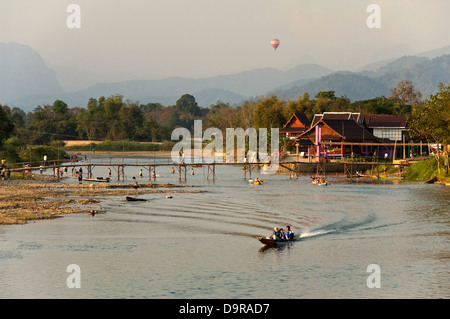 Horizontale Ansicht Aktivitäten am Nam Song River in Vang Vieng bei Sonnenuntergang. Stockfoto