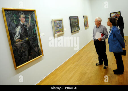 Ein Besucher stehen vor dem Gemälde "Selbstporträt" von Franz M. Jansen im Kunstmuseum Bonn in Bonn, Deutschland, 25. Juni 2013. Das Kunstmuseum zeigt eine Ausstellung mit dem Titel "eine expressionistische Sommer - Bonn 1913' anlässlich des 100-jährigen Jubiläums eine Ausstellung des Rheinischen Expresisonists ursprünglich kuratiert von Macke vom 27. Juni 2013. Foto: MARIUS BECKER Stockfoto