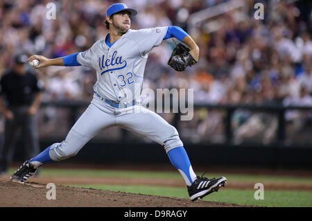 Omaha, Nebraska, USA. 24. Juni 2013. 24. Juni 2013 - Omaha, Nebraska, USA - UCLA Relief Pitcher Zach Weriss #32 im 7. Inning-Aktion beim Spiel 1 von der 2013 Männer College World Series Championship Finals zwischen dem Mississippi State Bulldogs und UCLA Bruins an TD Ameritrade Park.UCLA gewann 3-1.Michael Spomer/Cal Sport Media © Csm/Alamy Live-Nachrichten Stockfoto