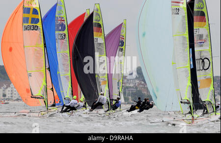 Boote der Olympischen 49er-Klasse antreten in einer Regatta auf der Ostsee vor Kiel-Schilksee, Deutschland, 25. Juni 2013. Rund 4.500 Athleten aus mehr als 50 Ländern nehmen Teil die Segelwettbewerbe während der Kieler Woche. Foto: CARSTEN REHDER Stockfoto