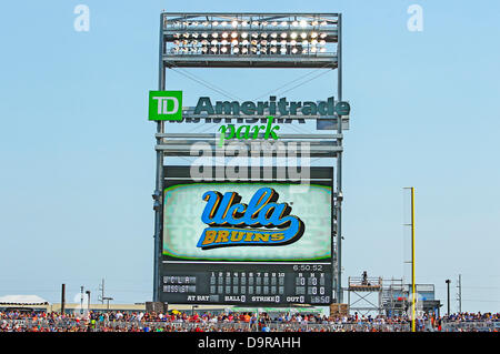 Omaha, Nebraska, USA. 24. Juni 2013. 24. Juni 2013 - Omaha, Nebraska, USA - TD Ameritrade Park Anzeigetafel vor Spiel 1 von der 2013 Männer College World Series Championship Finals zwischen dem Mississippi State Bulldogs und UCLA Bruins an TD Ameritrade Park.UCLA gewann 3-1.Michael Spomer/Cal Sport Media © Csm/Alamy Live-Nachrichten Stockfoto