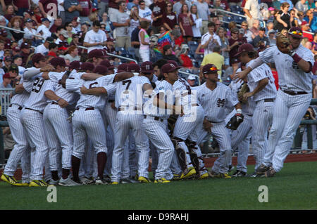 Omaha, Nebraska, USA. 24. Juni 2013. 24. Juni 2013 - Omaha, Nebraska, USA - Mississippi State Spieler brechen ihre Huddle und nehmen Sie das Feld vor dem Beginn des Spiel 1 von der 2013 Männer College World Series Championship Finals zwischen dem Mississippi State Bulldogs und UCLA Bruins an TD Ameritrade Park.UCLA gewann 3-1.Michael Spomer/Cal Sport Media © Csm/Alamy Live-Nachrichten Stockfoto