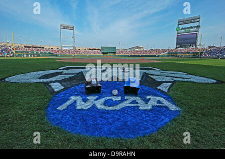 Omaha, Nebraska, USA. 24. Juni 2013. 24. Juni 2013 - Omaha, Nebraska, USA - TD Ameritrade Park vor Beginn des Spiel 1 von der 2013 Männer College World Series Finale zwischen dem Mississippi State Bulldogs und UCLA Bruins an TD Ameritrade Park.UCLA gewann 3-1.Michael Spomer/Cal Sport Media © Csm/Alamy Live-Nachrichten Stockfoto