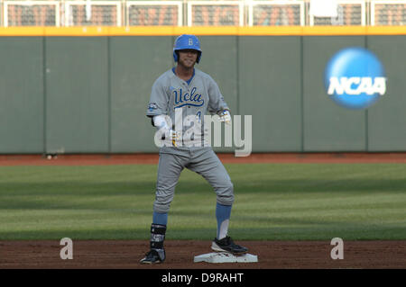 Omaha, Nebraska, USA. 24. Juni 2013. 24. Juni 2013 - Omaha, Nebraska, USA - UCLA Recht Fielder Eric Filia #4 reagiert auf seinen Teamkollegen nach erreichen 2nd base im 1. Inning von Spiel 1 von der 2013 Männer College World Series Championship Finals zwischen dem Mississippi State Bulldogs und UCLA Bruins an TD Ameritrade Park.UCLA 3-1.Michael Spomer/Cal Sport Media gewann © Csm/Alamy Live-Nachrichten Stockfoto