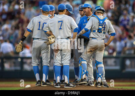 Omaha, Nebraska, USA. 24. Juni 2013. 24. Juni 2013 - Omaha, Nebraska, USA - UCLA Kopf Baseball-Trainer John Savage sammelt Spieler auf dem Hügel in Spiel 1 der die 2013 Männer College World Series Championship Finals zwischen dem Mississippi State Bulldogs und UCLA Bruins an TD Ameritrade Park.UCLA gewann 3-1.Michael Spomer/Cal Sport Media © Csm/Alamy Live-Nachrichten Stockfoto