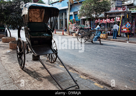 Rikschas in den Straßen von Kalkutta. Kalkutta, Westbengalen, Indien Stockfoto