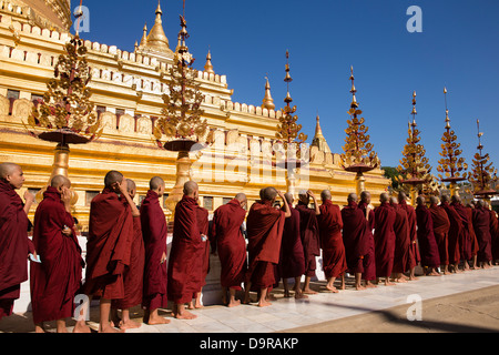 Mönche in der Shwezigon Paya, Bagan, Myanmar (Burma) Stockfoto