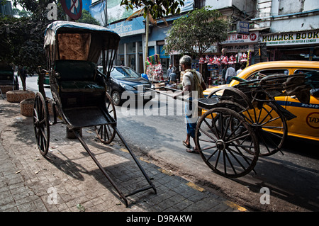 Rikschas in den Straßen von Kalkutta. Kalkutta, Westbengalen, Indien Stockfoto