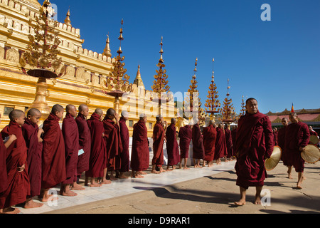 Mönche in der Shwezigon Paya, Bagan, Myanmar (Burma) Stockfoto