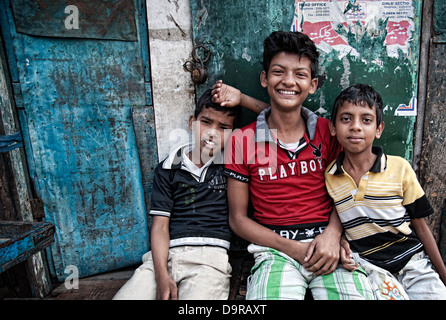 Porträt der Kinder sitzen in den Straßen von Kalkutta. West Bengal, Indien Stockfoto