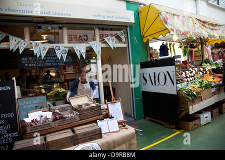 Salon Café und Geschäfte in Brixton Market Reihe - London-UK Stockfoto