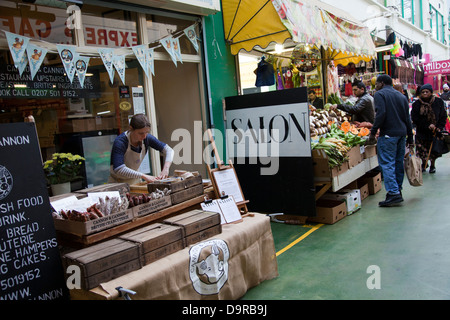 Salon Café und Geschäfte in Brixton Market Reihe - London-UK Stockfoto