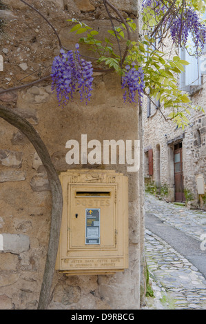 Alte französische Letterbox hing an einem Haus aus Stein Wand in der Haut bourg von Vaison-la-Romaine, Frankreich Stockfoto