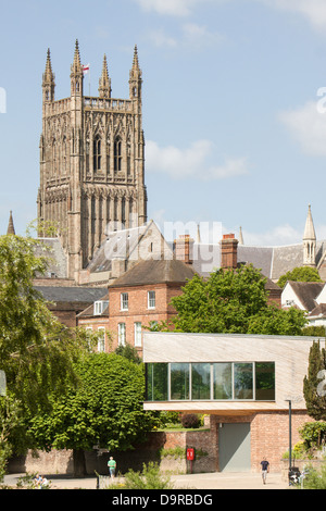 Worcester Cathedral und des Königs Schule Bootshaus am Ufer des River Severn, Worcester, Worcestershire, England, UK Stockfoto