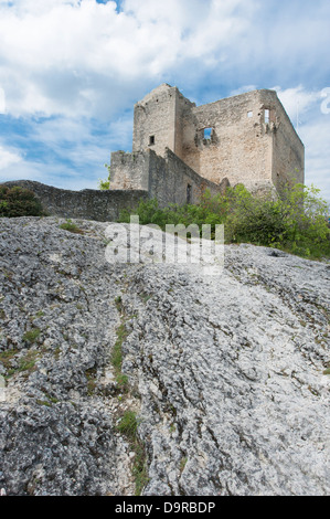 Die ehemalige Burg der Grafen von Toulouse dominiert die mittelalterliche "Haut Bourg" von Vaison la Romaine, Südfrankreich Stockfoto