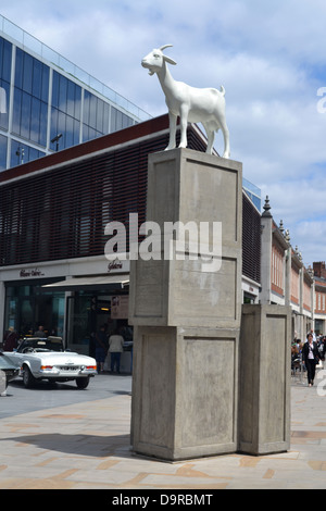 Ziege-Skulptur von Kenny Hunter, Spitalfields Skulptur Preisträger. In Bishops Square, Spitalfields, London. Stockfoto