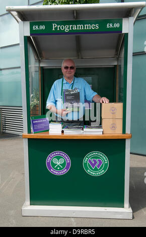 Wimbledon, London, UK. 25. Juni 2013. Wimbledon Tennis Championships 2013 statt in The All England Lawn Tennis and Croquet Club, London, England, UK.  Ein Programm-Kiosk im Stadion © Action Plus Sport Bilder/Alamy Live News Stockfoto