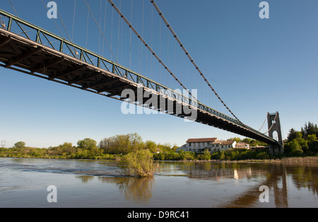 Brücke über den Fluss Ardéche in Saint-Martin-d'Ardèche, Südfrankreich Stockfoto