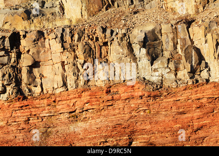 Eine Straße Ausschneiden Highway 61 im nördlichen Minnesota zeigt eine basaltische Lava Flow auf eine zugrunde liegende sedimentären Einzahlung. Stockfoto