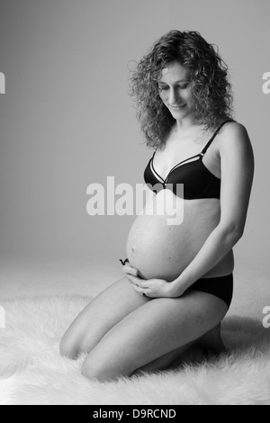 Auf dem Bild sehen Sie eine schwangere Frau Stockfoto
