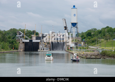 USA, New York / Ontario, Kanada. Durch den Welland Kanal, große Frachtschiff im Schloss. Stockfoto