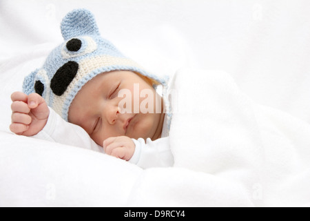 Schlafendes Baby mit Mütze Stockfoto