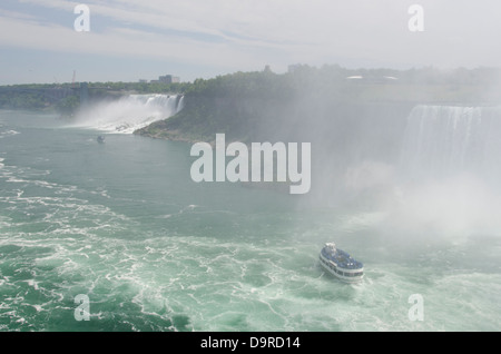 USA / Kanada, New York / Ontario, Niagara fällt. Aussicht auf amerikanischen Wasserfälle von der Kanada-Seite mit der Maid of the Nebel touristischen Boote Stockfoto