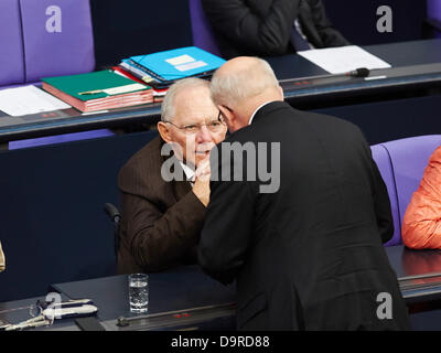 Berlin, Deutschland. 25. Juni 2013. Der Bundestag hält eine Sondersitzung auf "Hilfe für die Opfer der Flut Elend". Bundeskanzlerin Angela Merkel ist zu eine Stellungnahme der Regierung an den Hilfen für die Vitims von der Flut not Bereitstellung von Soforthilfe und Wiederaufbau geben. Bild: Wolfgang Schaeuble (CDU), Bundesminister der Finanzen, im Gespräch mit Volker Krauder, Vorsitzender der CDU, während der Sitzung im Bundestag in Berlin. Bildnachweis: Reynaldo Chaib Paganelli/Alamy Live-Nachrichten Stockfoto