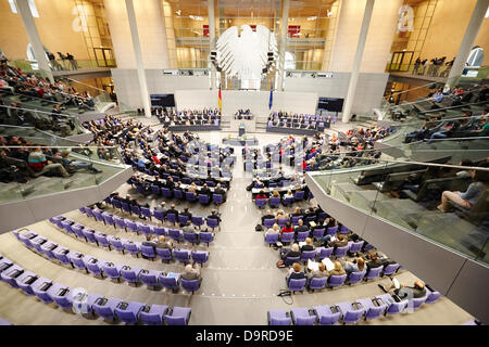 Berlin, Deutschland. 25. Juni 2013. Der Bundestag hält eine Sondersitzung auf "Hilfe für die Opfer der Flut Elend". Bundeskanzlerin Angela Merkel ist zu eine Stellungnahme der Regierung an den Hilfen für die Vitims von der Flut not Bereitstellung von Soforthilfe und Wiederaufbau geben. Bild: Angela Merkel (CDU), Bundeskanzlerin, im Bundestag in Berlin. Bildnachweis: Reynaldo Chaib Paganelli/Alamy Live-Nachrichten Stockfoto