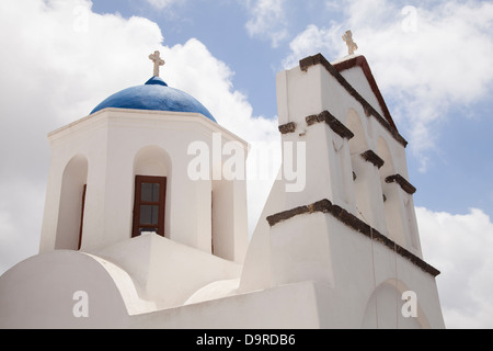 Eine Kykladen blaue Kuppel an der Spitze einer Kirche in die Hügel Pyrgos auf der Insel Santorin in Griechenland. Stockfoto