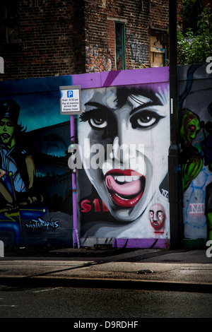 Graffiti an den Wänden in einem Innenstadt-Stadtgebiet Stockfoto