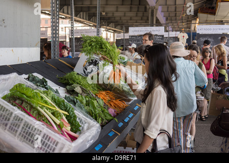 Kunden-Shop in New Amsterdam Market am South Street in New York Stockfoto