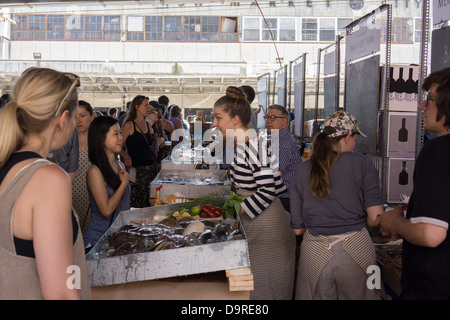 Kunden-Shop in New Amsterdam Market am South Street in New York Stockfoto