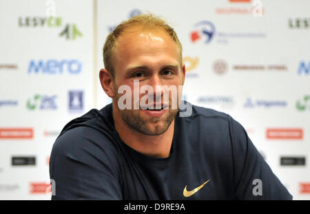 Ostrava, Tschechische Republik. 25. Juni 2013. Deutscher Diskuswerfer Robert Harting ist bei der Pressekonferenz mit Stars aus dem sportlichen treffen Golden Spike (Zlata Tretra) in Ostrava, Tschechische Republik, 25. Juni 2013 sehen. (Foto/Jaroslav Ozana CTK/Alamy Live News) Stockfoto