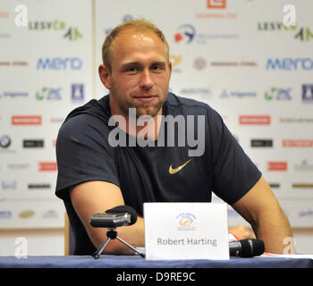 Ostrava, Tschechische Republik. 25. Juni 2013. Deutscher Diskuswerfer Robert Harting ist bei der Pressekonferenz mit Stars aus dem sportlichen treffen Golden Spike (Zlata Tretra) in Ostrava, Tschechische Republik, 25. Juni 2013 sehen. (Foto/Jaroslav Ozana CTK/Alamy Live News) Stockfoto