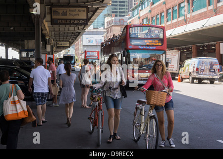 Kunden auf dem Markt der New Amsterdam an South Street in New York Stockfoto