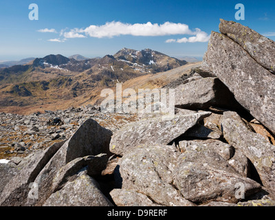 Der Snowdon Mountain-Gruppe aus den Gipfel Steinhaufen von Glyder Fach betrachtet Stockfoto