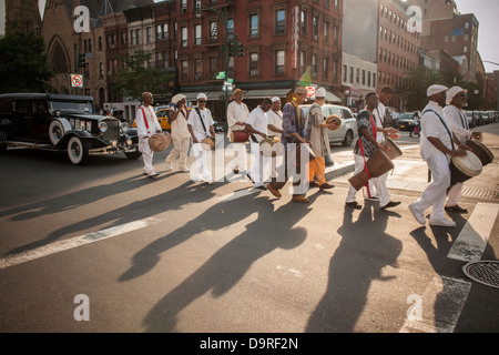 Jesaja Owens, der Besitzer von Owens Beerdigungsinstitut in Harlem in New York fahren seinen Rolls-Royce Leichenwagen 1924 in einer Prozession Stockfoto