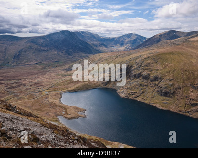 Ffynnon Llugwy Reservoir unter Carnedd Llewelyn in Snowdonias Carneddau Bergen. Y Glyderau Berge im Blick im Hintergrund Stockfoto