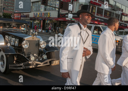 Jesaja Owens, der Besitzer von Owens Beerdigungsinstitut in Harlem in New York fahren seinen Rolls-Royce Leichenwagen 1924 in einer Prozession Stockfoto