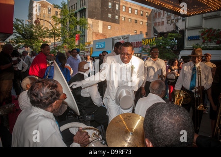 Jesaja Owens, der Besitzer von Owens Beerdigungsinstitut in Harlem in New York im Apollo Theater Stockfoto