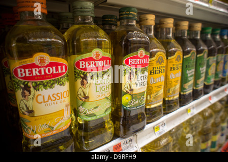 Flaschen importierte Olivenöl sind auf einem Supermarktregal in New York gesehen. Stockfoto